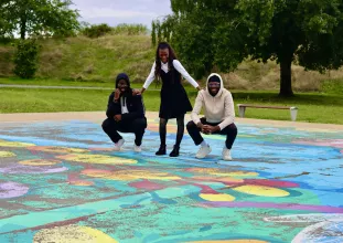 Les jeunes investis dans le projet Objectif Clique posant ensemble