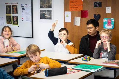 École Joie de Vivre. Timéo en classe de CE2, avec John Lorenzo, AESH 