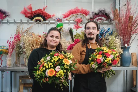 Deux jeunes en fleuriterie