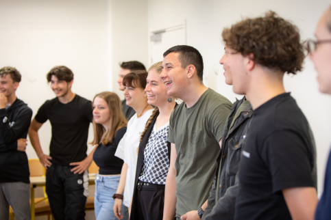 Un groupe de jeunes en train d'échanger et de rigoler