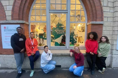 photo de groupe des élèves marchandisage devant la vitrine