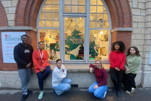 photo de groupe des élèves marchandisage devant la vitrine