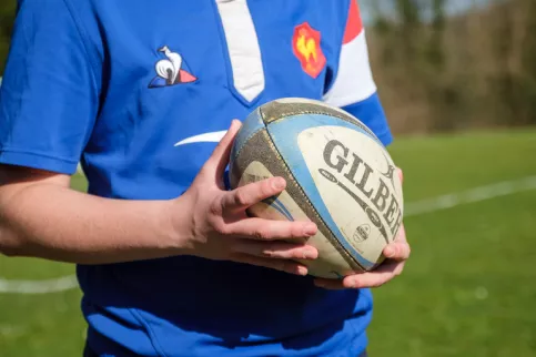 Un jeune collégien en train de jouer au rugby