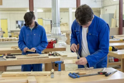 Jeunes en formation prépa-métiers découvrent la menuiserie