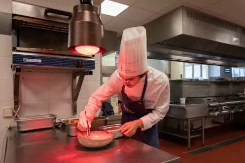 Jeune en train de préparer un plat