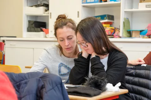 Jeune fille en classe ULIS accompagnée en classe
