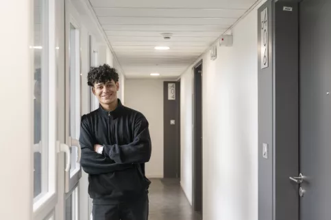 Jeune dans le couloir de son FJT