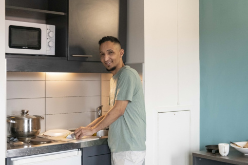 jeune cuisinant