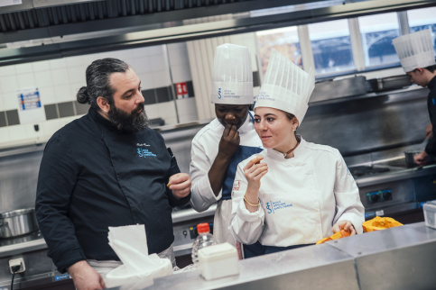 Une jeune fille et son formation dans la cuisine d'application