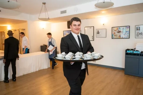 jeune garçons servant des cafés