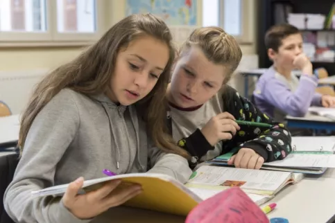 Deux jeunes en train de travailler