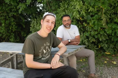 Jeune et son éducateur sur un banc