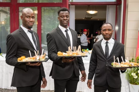 Jeunes hommes en formation service