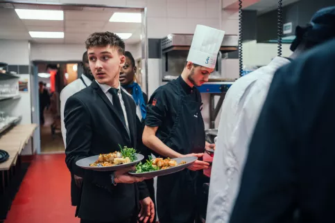 Jeune homme en service 