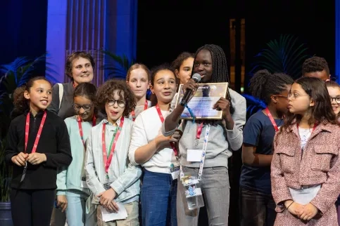 Jeunes sur le scène de la remise des prix du concours artistique 2025