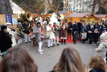 Une fanfare joue dehors devant la foule lors des Fééries 2022