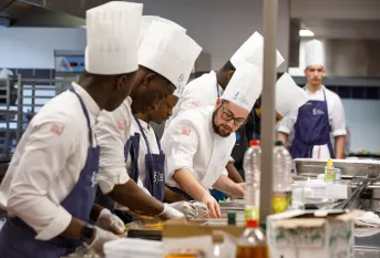 Jeunes de l'Ecole Hôtelière Sainte-Thérèse s'activent en cuisine aux côtés de leur formateurs