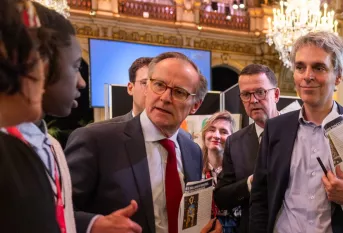 Les membres du jury du concours artistique passent voir tous les participants et examinent leurs oeuvres