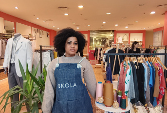 Jeune Skoliste pose devant la boutique école SKOLA Vente