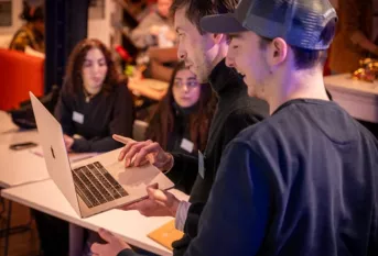 Jeunes travaillant sur un ordinateur
