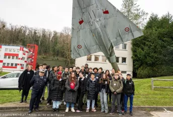 Les jeunes collégiens de Saint-Pie X posant devant la base de Taverny