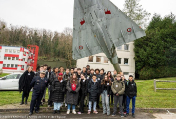 Les jeunes collégiens de Saint-Pie X posant devant la base de Taverny