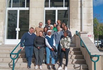 La promo 2024 de la POEI au parcours d'éducateur posant devant le siège d'Apprentis d'Auteuil