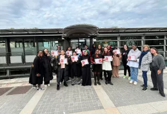 Photo de groupe avec les jeunes femmes investies dans le Bootcamp et leurs accompagnatrices