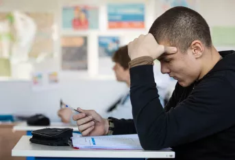Jeune homme a sa table de cours
