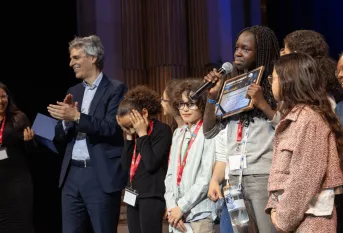 Les jeunes d'Apprentis d'Auteuil sur scène lors de la cérémonie de remise des prix