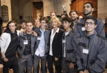 Valérie Pécresse pose avec les jeunes en formation électricité et électrotechnique au Campus Saint-Philippe