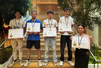 Jeunes du Campus Saint-Antoine posant avec leurs diplômes et leurs médailles