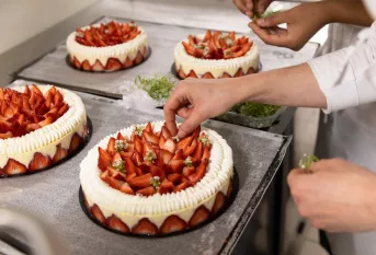 Jeune réalisant un fraisier