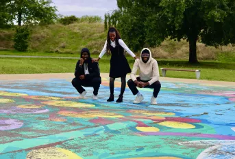 Les jeunes investis dans le projet Objectif Clique posant ensemble