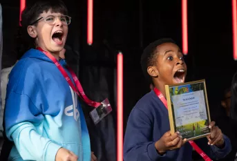 jeunes heureux de gagner un prix au concours artistique