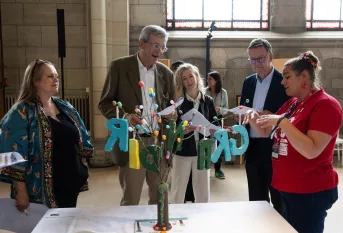 passe du jury pendant l'exposition artistique