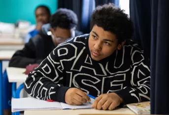 jeunes en cours à sa table