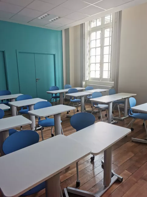 Salle de classe vide du collège Saint-Philippe