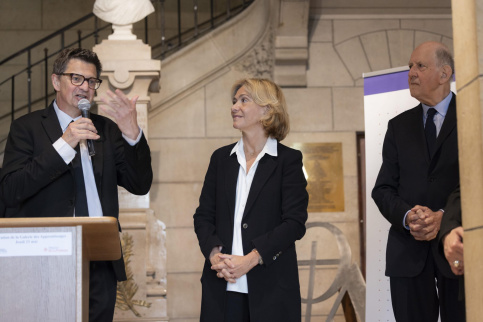Thierry Campos prend la parole au micro lors de l'inauguration de la galerie des apprentissages Saint-Philippe