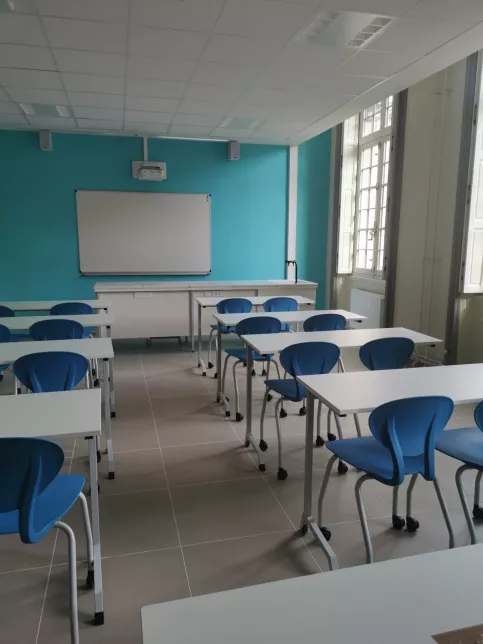 Salle de classe vide du collège Saint-Philippe