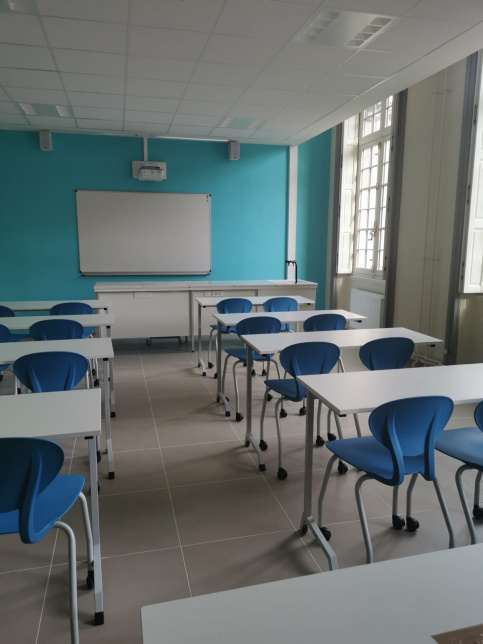 Salle de classe vide du collège Saint-Philippe