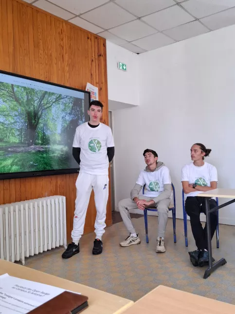 Les jeunes du Campus Saint-Antoine au tableau présentant l'initative "Parcours écologique"