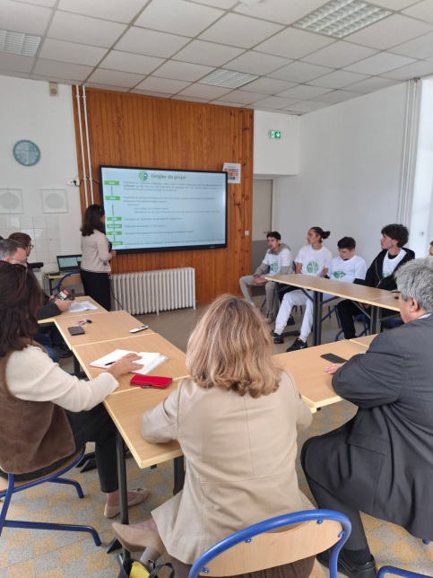 L'enseignante en Aménagements Paysagers présente l'initative "Parcours écologique"