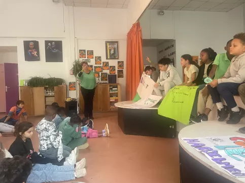 Les élèves en plein débat sur le thème du harcèlement