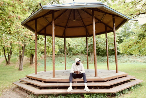 Jeune d'Impact Jeune participant au programme Objectif Clique, posant sous une tonnelle 