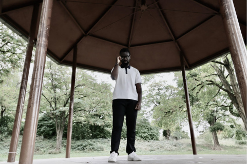 Jeune d'Impact Jeune participant au programme Objectif Clique, posant sous une tonnelle 