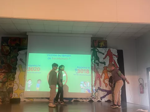 Les élèves jouant leur pièce de théâtre sur le harcèlement