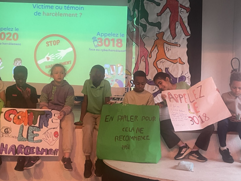 Les élèves avec leurs pancartes anti-harcèlement