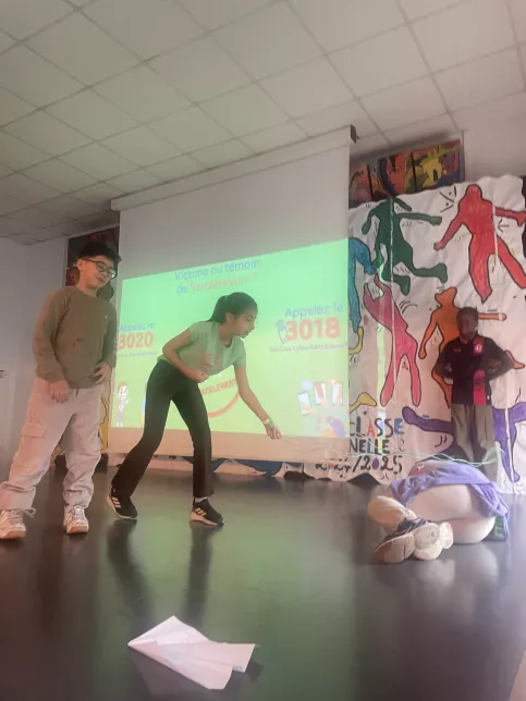 Les élèves jouant leur pièce de théâtre sur le harcèlement