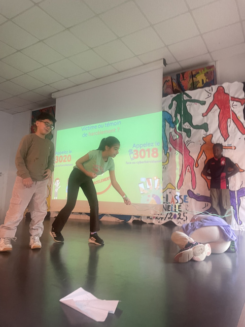 Les élèves jouant leur pièce de théâtre sur le harcèlement